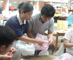 志工參與資源回收實作。攝影：張淑貞