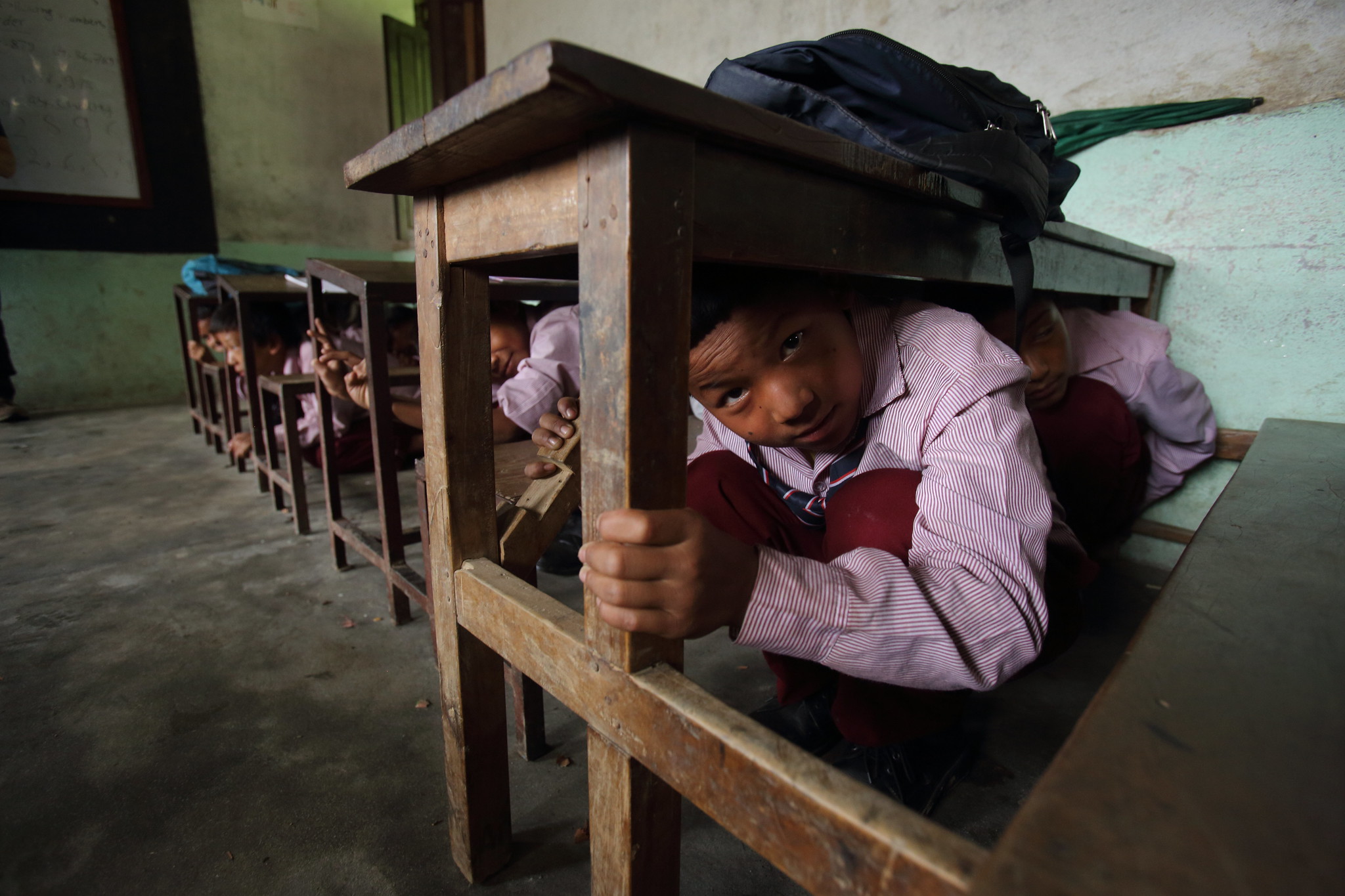 圖為2013年，尼泊爾Jana Bikash中學學生的震災演習場景。沒想到2年過後，尼泊爾爆發81年來最嚴重的地震災情。（影像來源：AusAID）