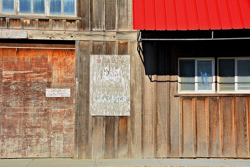 wood red usa building window wall awning nikon faded missouri signage aged sundried maplestreet colecamp d7100
