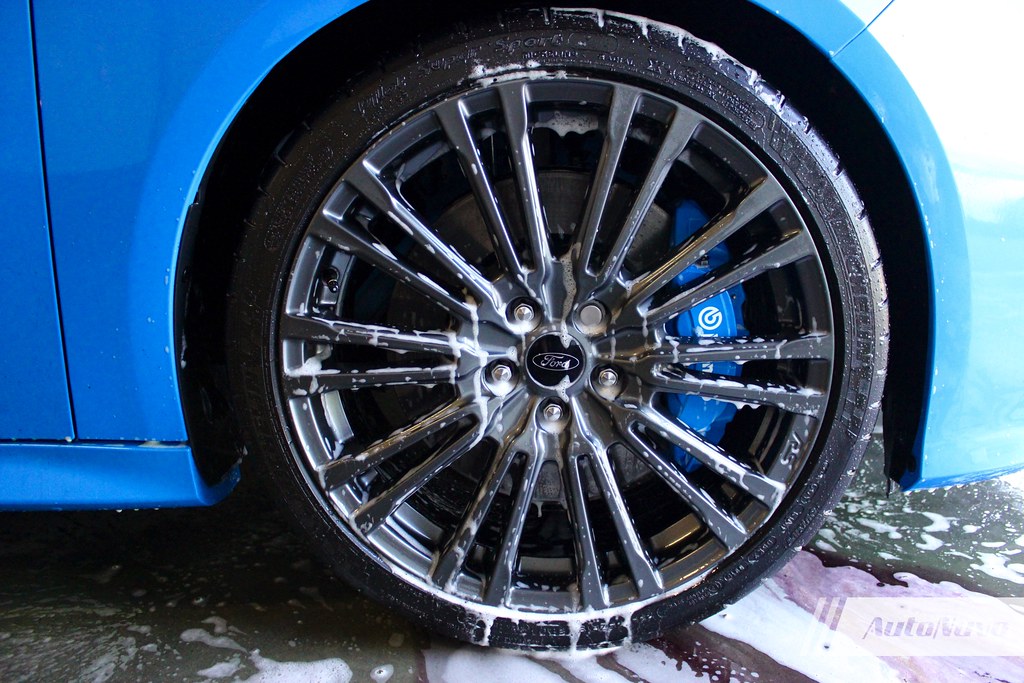 Wheel cleaner in action