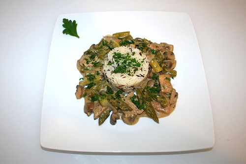 40 - Turkey ragout with green asparagus & mushrooms - Served / Putenragout mit grünem Spargel & Champignons - Serviert
