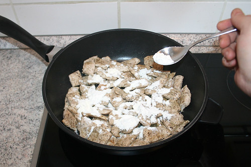 22 - Putenfleisch mit Mehl bestäuben / Dredge with flour