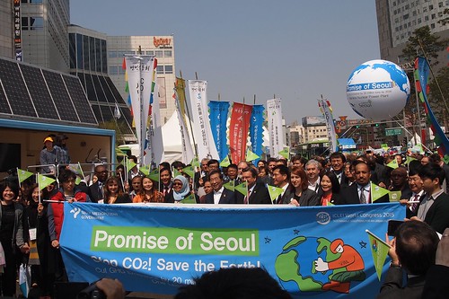 首爾市政府在會場東大門設計中心外舉辦公民遊行。