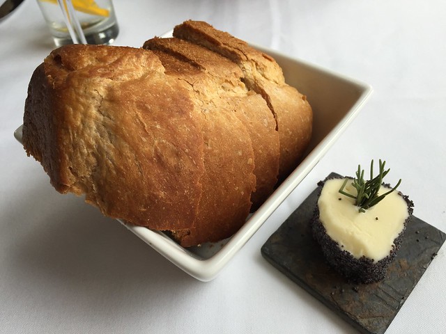 Bread with poppy seeded butter - Restaurant Gwendolyn