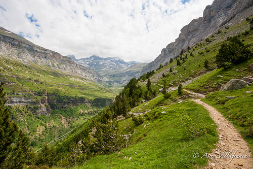 mountain trekking nationalpark huesca path valley francia ordesa gavarnie aragón torla