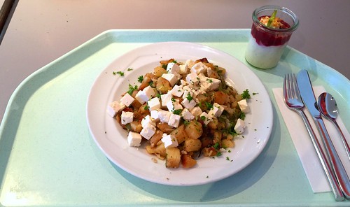 Roasted potatoes with leek & feta / Kartoffelgeröstl mit Lauch & Schafskäse