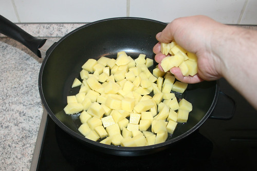 30 - Kartoffelwürfeln in Pfanne geben / Put potato dices in pan