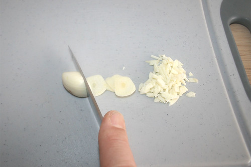08 - Knoblauch zerkleinern / Mince garlic