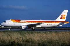 Iberia A320-211 EC-FQY BCN 07/08/2001