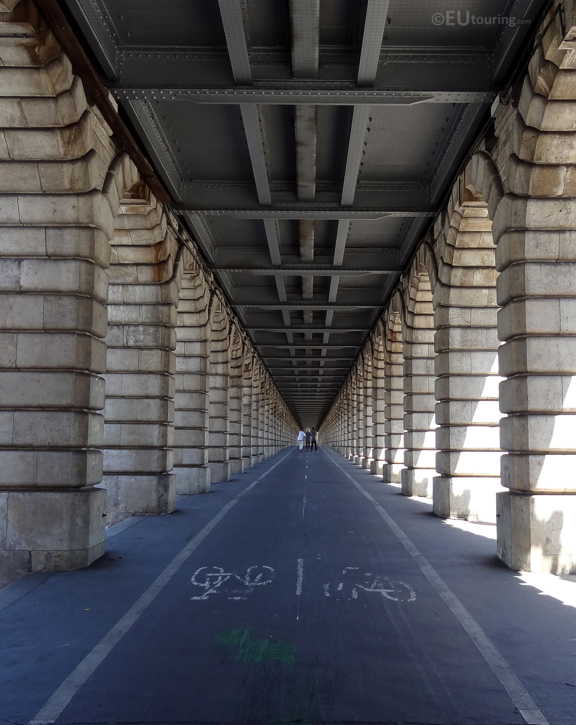 Path on Pont de Bercy