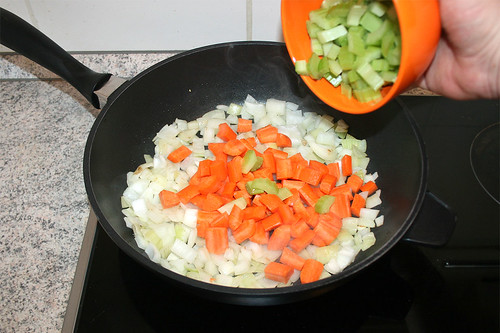 32 - Zwiebeln, Möhren & Sellerie in Pfanne geben / Put onions, carrots & celery in pan