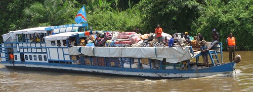 Passing boats on the Lualaba