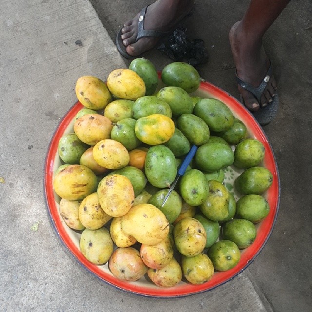 When I asked her what she was doing with the knife she said some people liked their #mangoes peeled. Skinned  #Lagos people,  is this true?  What happened to your teeth?  #lagosscapes #lagosliving #fruitsinseasoninnigeria #Nigerianfruitsinseason #mangoes