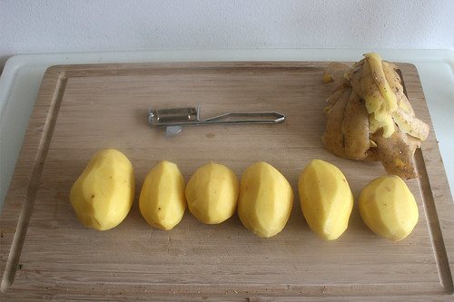 16 - Kartoffeln schälen / Peel potatoes