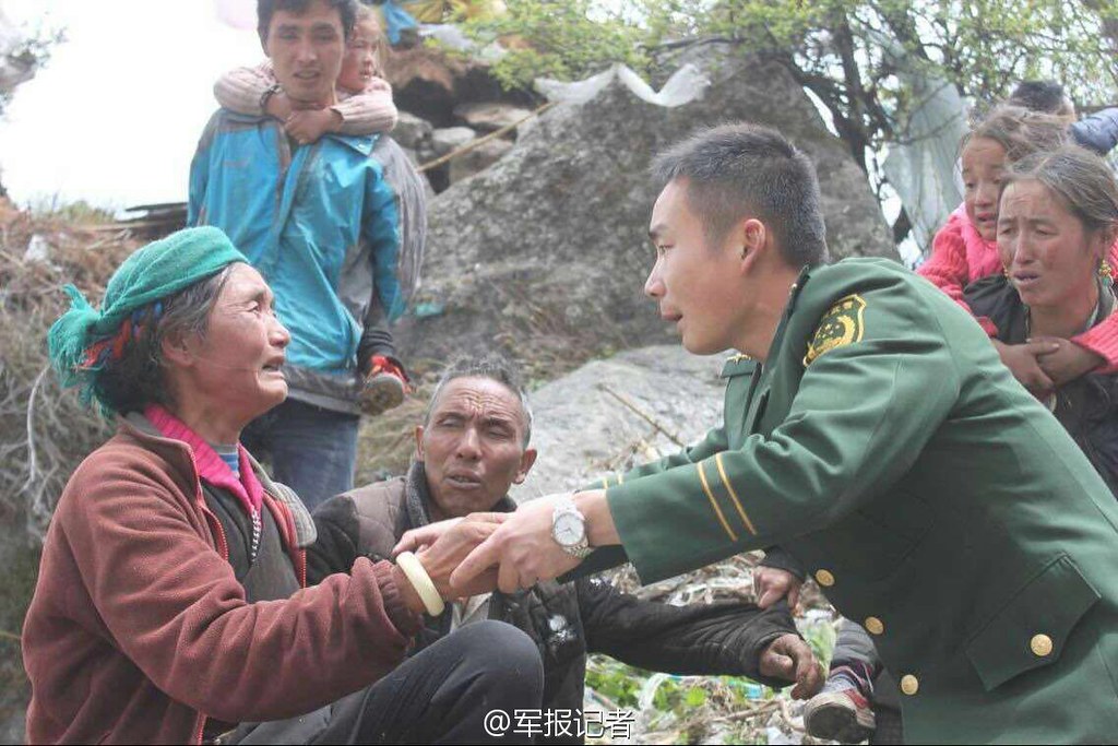 #尼泊爾8.1級強震#波及西藏，子弟兵火速救災。武警吉隆邊防派出所官兵救助受困兒童，安撫受災群眾，並轉移受困群眾至安全地帶。現場，受到援救的老人激動地流下熱淚！