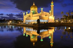 Sultan Omar Ali Saifuddin Mosque at dusk