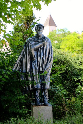 bourgogne côtedor abbé pierre statue