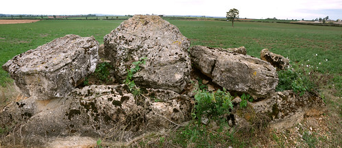 dolmen midipyrénées rodez mégalithe balsac orthostates aveyron cau aéroport