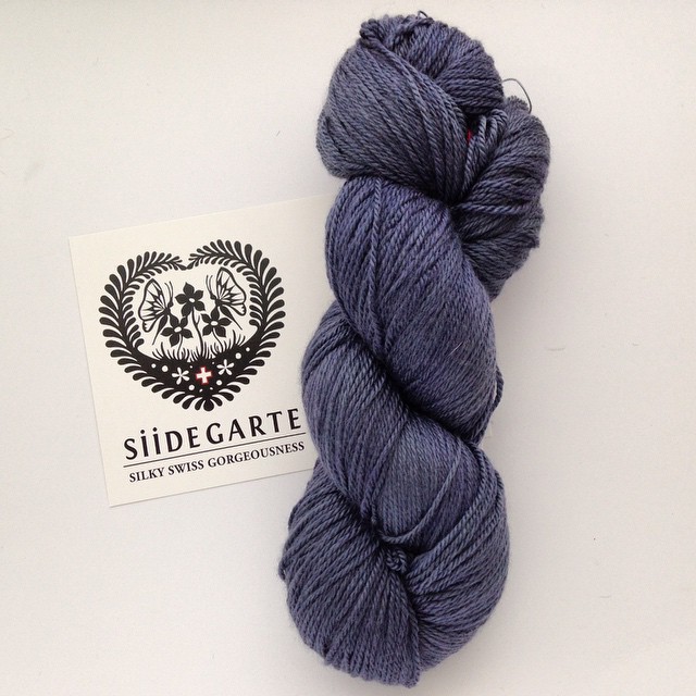 Yesterday, I scored this beautiful skein of Silk/Merino from @siidegarte in their "Siide-Fidel" base and the colourway "Ämmerti" I had the pleasure to meet Fides and her beautiful daughter ? Thanks @donnarossa_ for bringing this wonderful indi-dyer