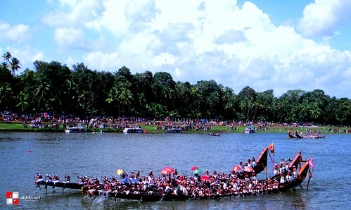 water boat kerala backwater aranmula vallamkali