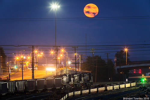 trains railroad moonset moon ns norfolksouthern bluefield westvirginia 400mm bluehour night longexposure