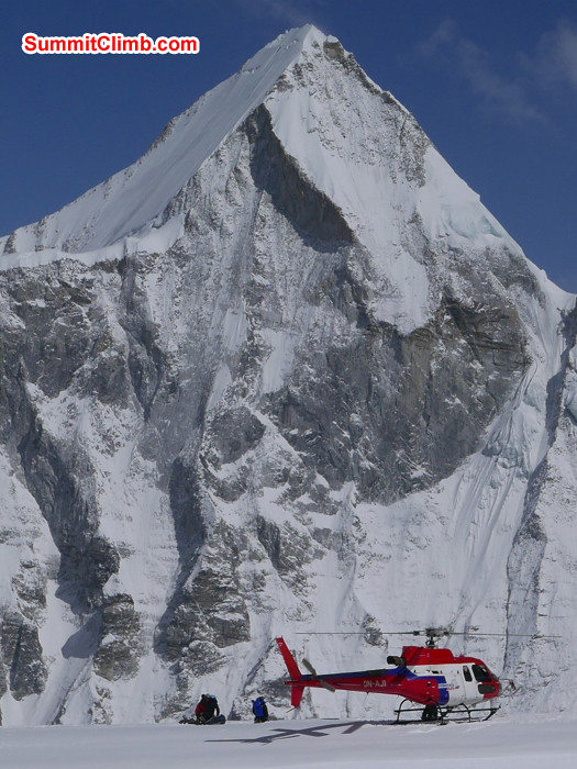 Ελικόπτερο εκκενώνει το C1 στο Everest με φόντο το Pumori  από όπου ξεκίνησε η φονική χιονοστιβάδα