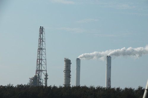 遠眺麥寮的六輕工業，一共398根冒白煙的大煙囪，汙染了附近的鰻魚苗、蚵仔、文蛤養殖