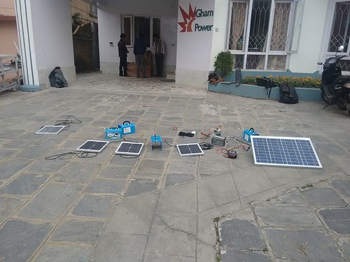 Gham Power公司在臉書上說，他們正將太陽能燈具與充電設備送給救援隊與偏遠地區的收容中心。圖片來源：Gham Power