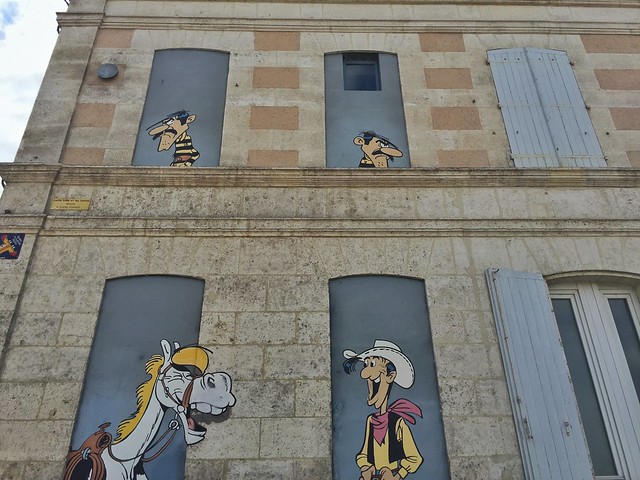 Lucky Luke y los Daltos pintados en un edificio de Angulema (Poitou-Charentes, Francia)