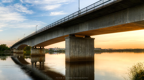 kalix norrbotten sweden bridge bro sunset solnedgång älv river water vatten reflection sky summer sommar evening kväll