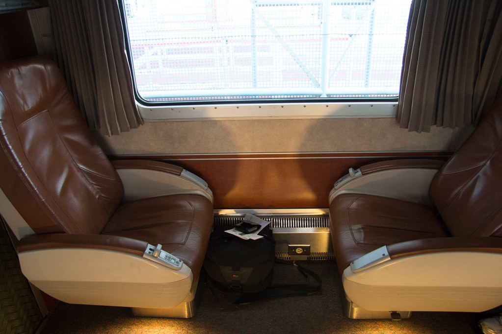 Seats facing each other on Amtrak Cascades Line | Business Class