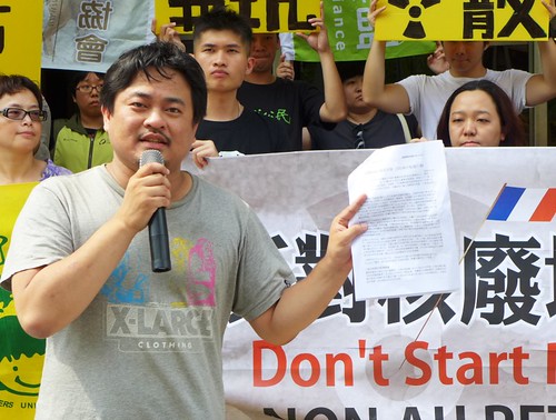 綠盟出示核劣變物質國際小組致台灣行政院的公開信。攝影：陳文姿。
